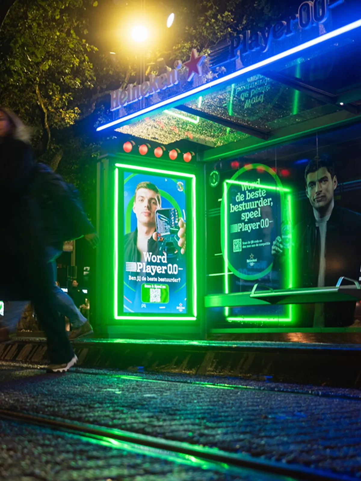Player 0.0 game start screen on a neon-framed kiosk